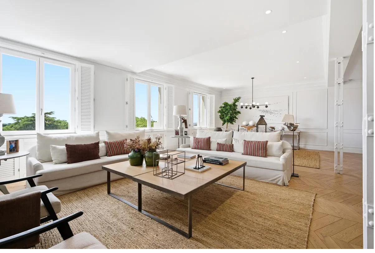 Sal&oacute;n con doble orientaci&oacute;n